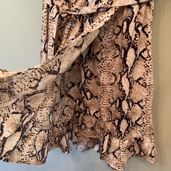 NWT Snakeskin Wrap Dress 🤩 - Picture 4 of 6
